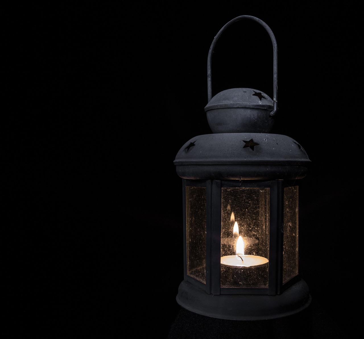 Gezellige eetkamer met schaduwkleurige lampen.