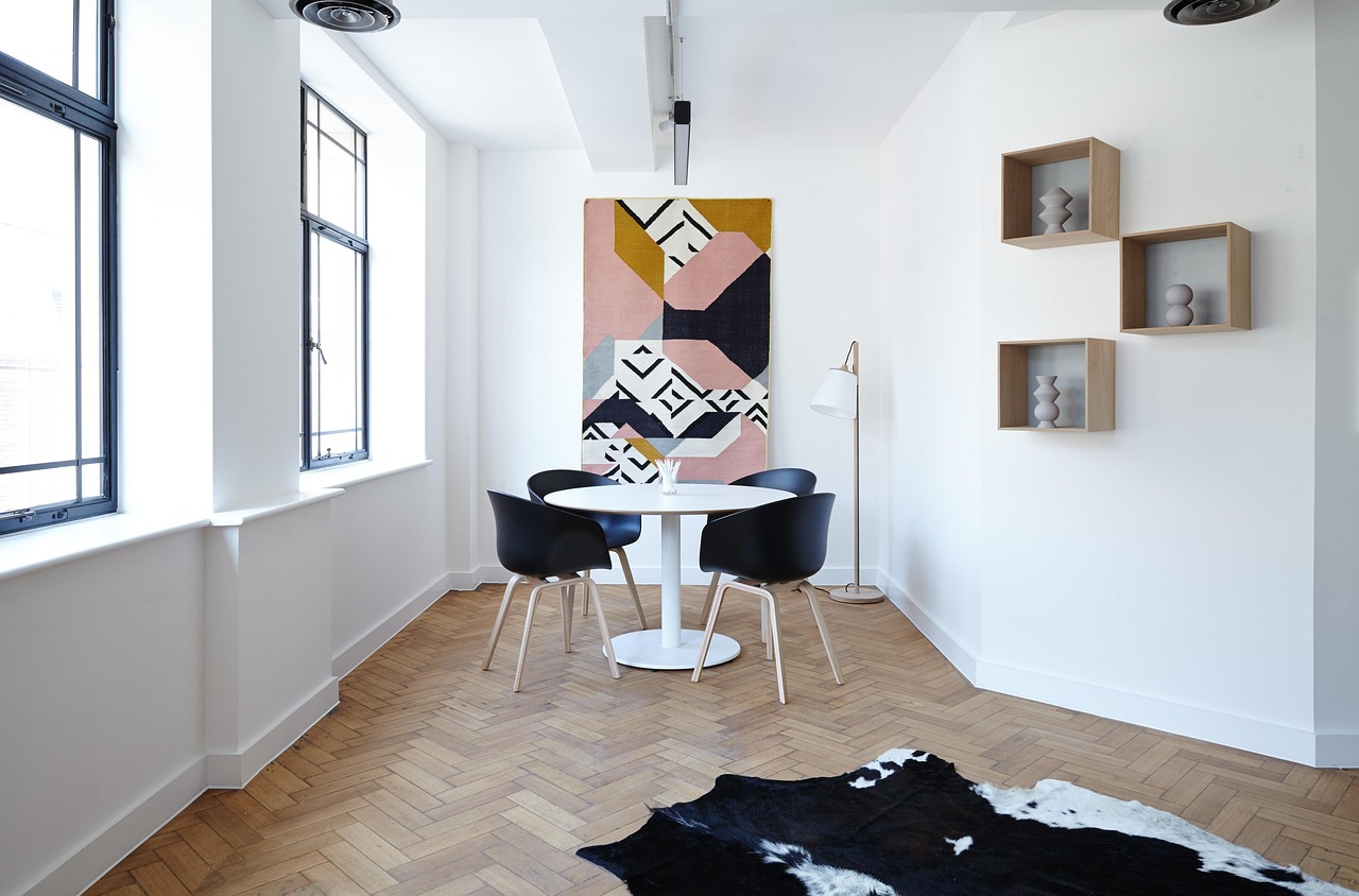 Minimalistische witte wandplanken met levendige kleurtonen.
