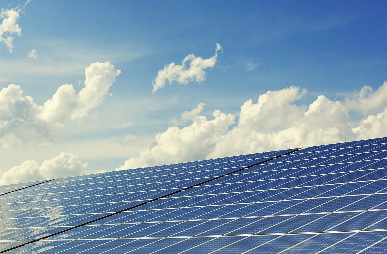 Zonwering met zonnepanelen voor energiebeheer.