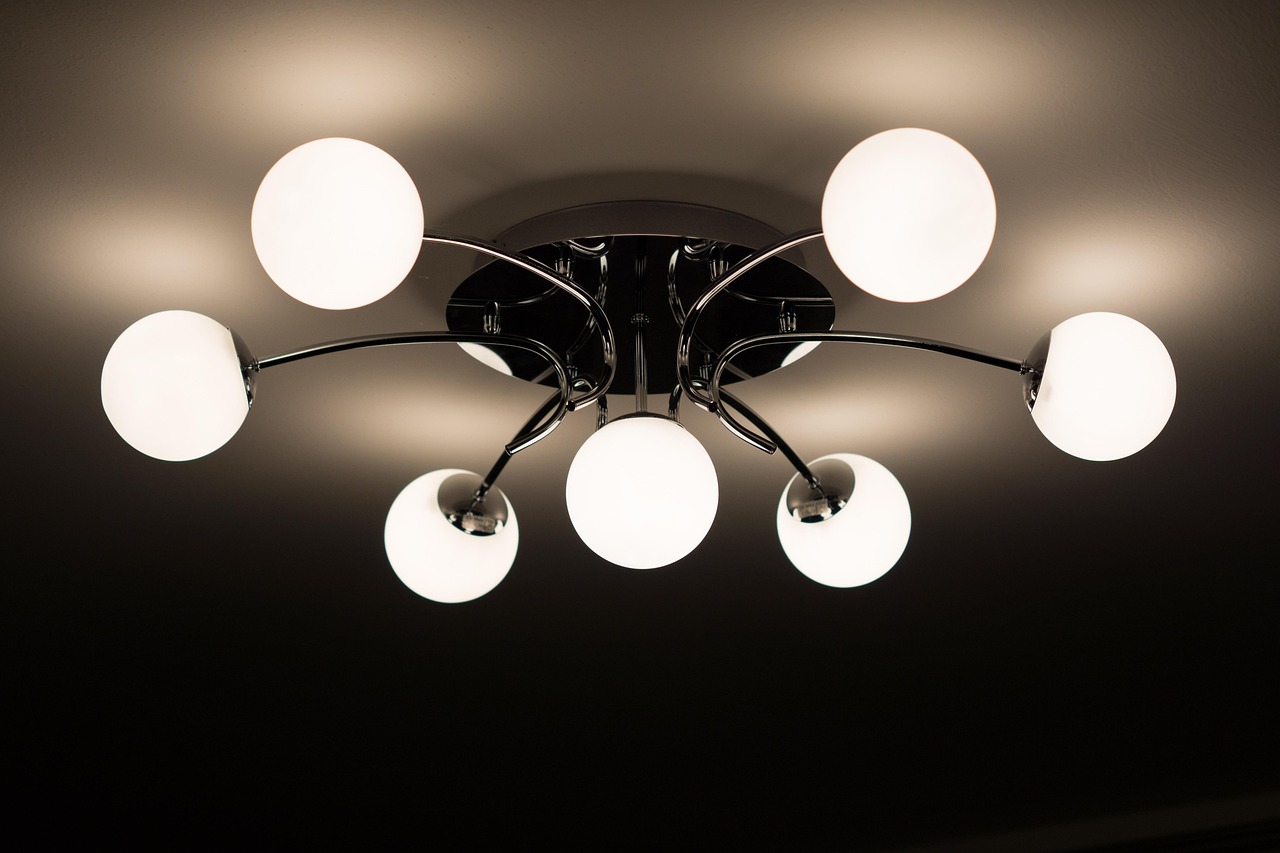 Moderne eetkamer met slanke hanglampen.