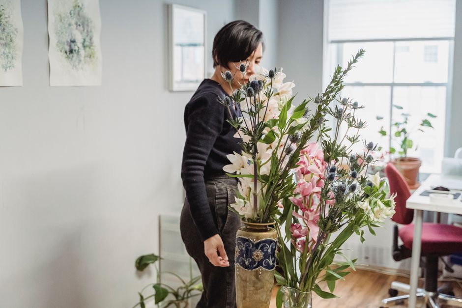 Kleurrijke bloemenkunst accentueert een luchtige woonkamer.