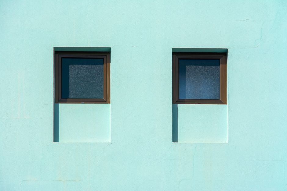 Elegante turquoise gordijnen voor koele sfeer.