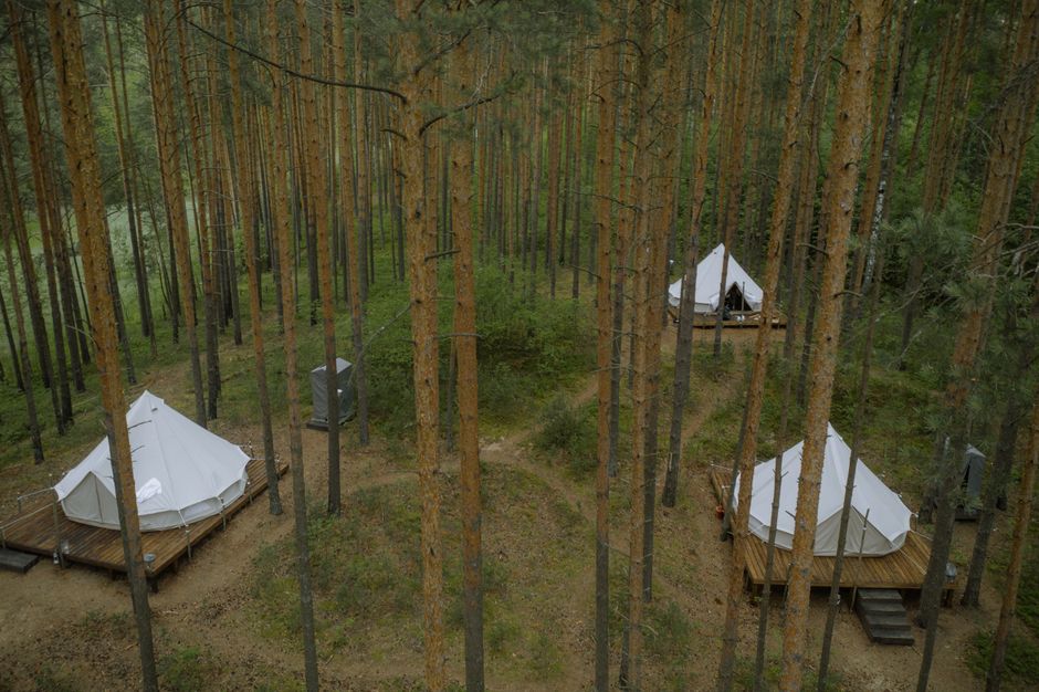 Verlichte tuin met comfortabele glampingzitplaatsen.