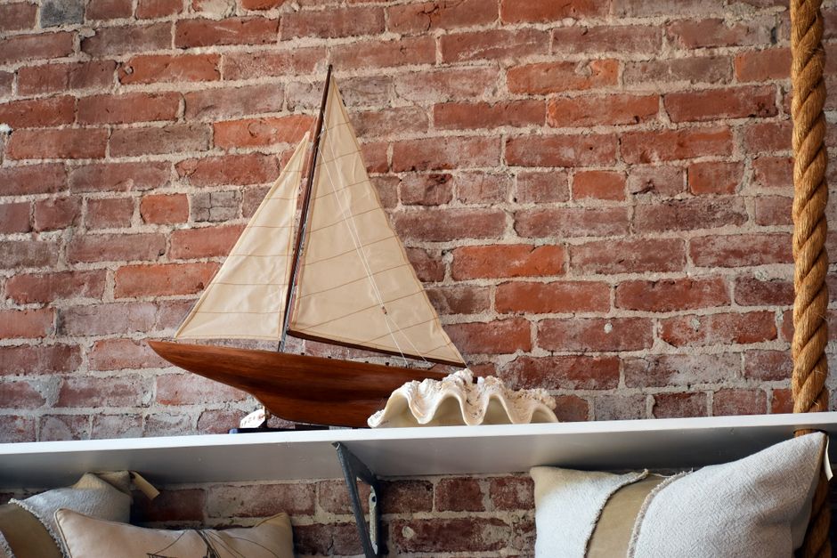 Nautische woonkamer met scheepsstuur als decor. Nautische woonkamer met scheepsstuur als decor.