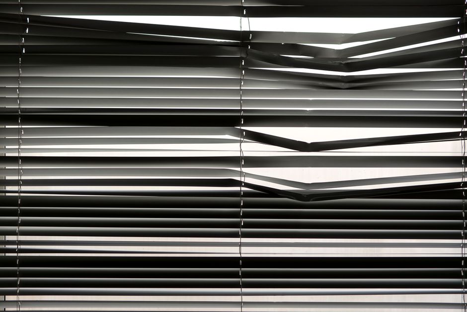 Automatische zonnewering in moderne woninginterieur. Automatische zonnewering in moderne woninginterieur.