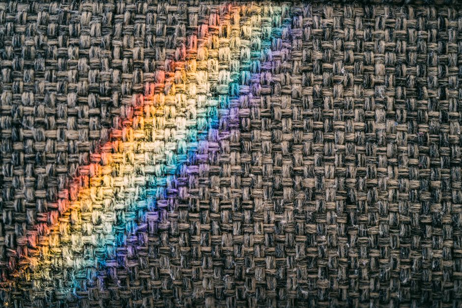 Zomers daglicht door pastel regenbooggordijnen. Zomers daglicht door pastel regenbooggordijnen.