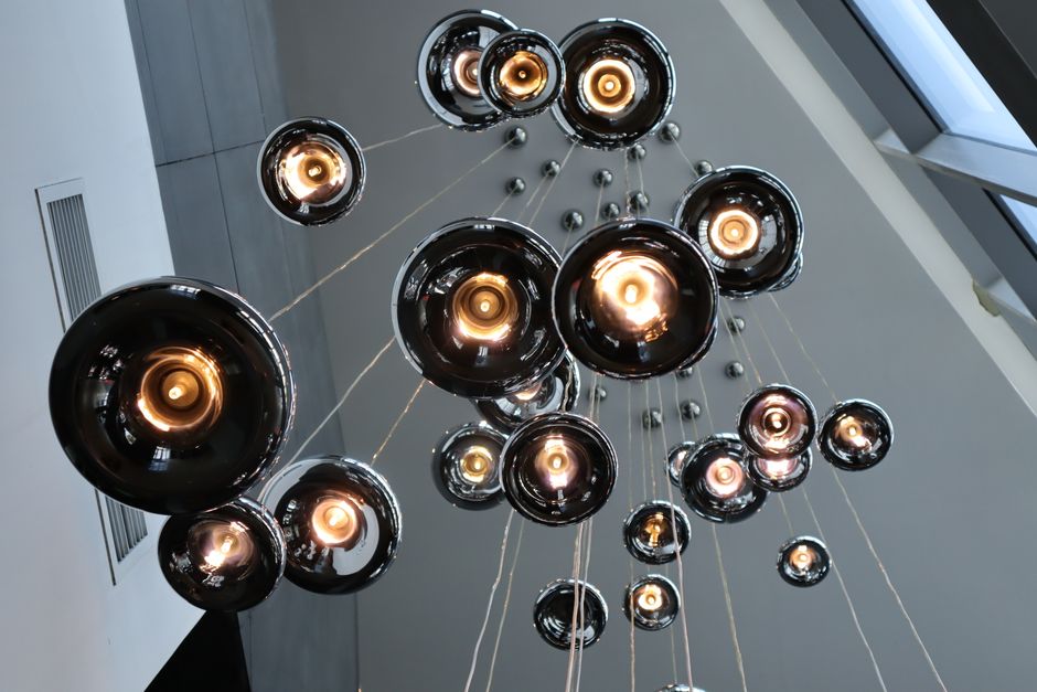 Sfeervolle verlichting brengt leven in verloren ruimte.