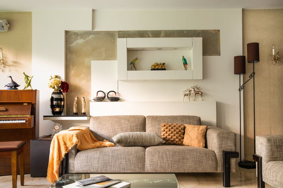 Modern woonkamerdecor met keramische schalen aan muur. Modern woonkamerdecor met keramische schalen aan muur.