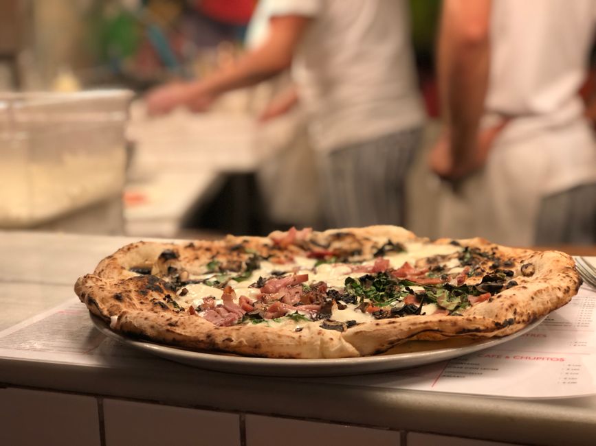 Eettafel gedekt voor een Italiaans diner. Eettafel gedekt voor een Italiaans diner.