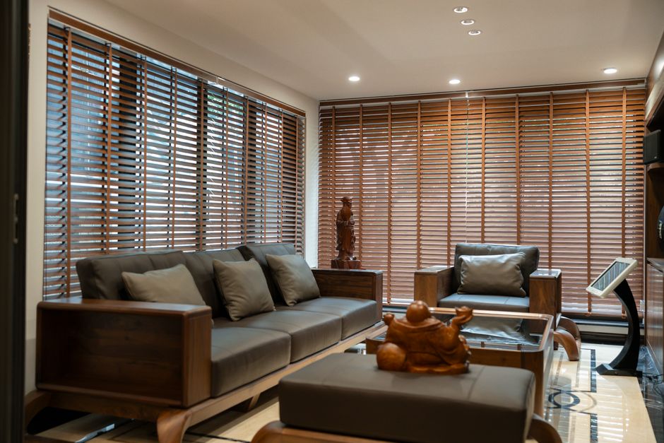 Moderne woonkamer met lange rolgordijnen. Moderne woonkamer met lange rolgordijnen.