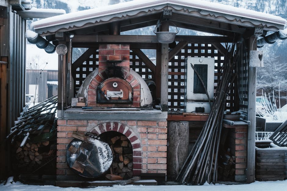 Buitenkeuken met winterse barbecue-accessoires. Buitenkeuken met winterse barbecue-accessoires.