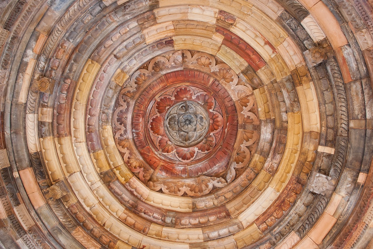 Eetkamer met mandala gordijnen en houten tafel. Eetkamer met mandala gordijnen en houten tafel.